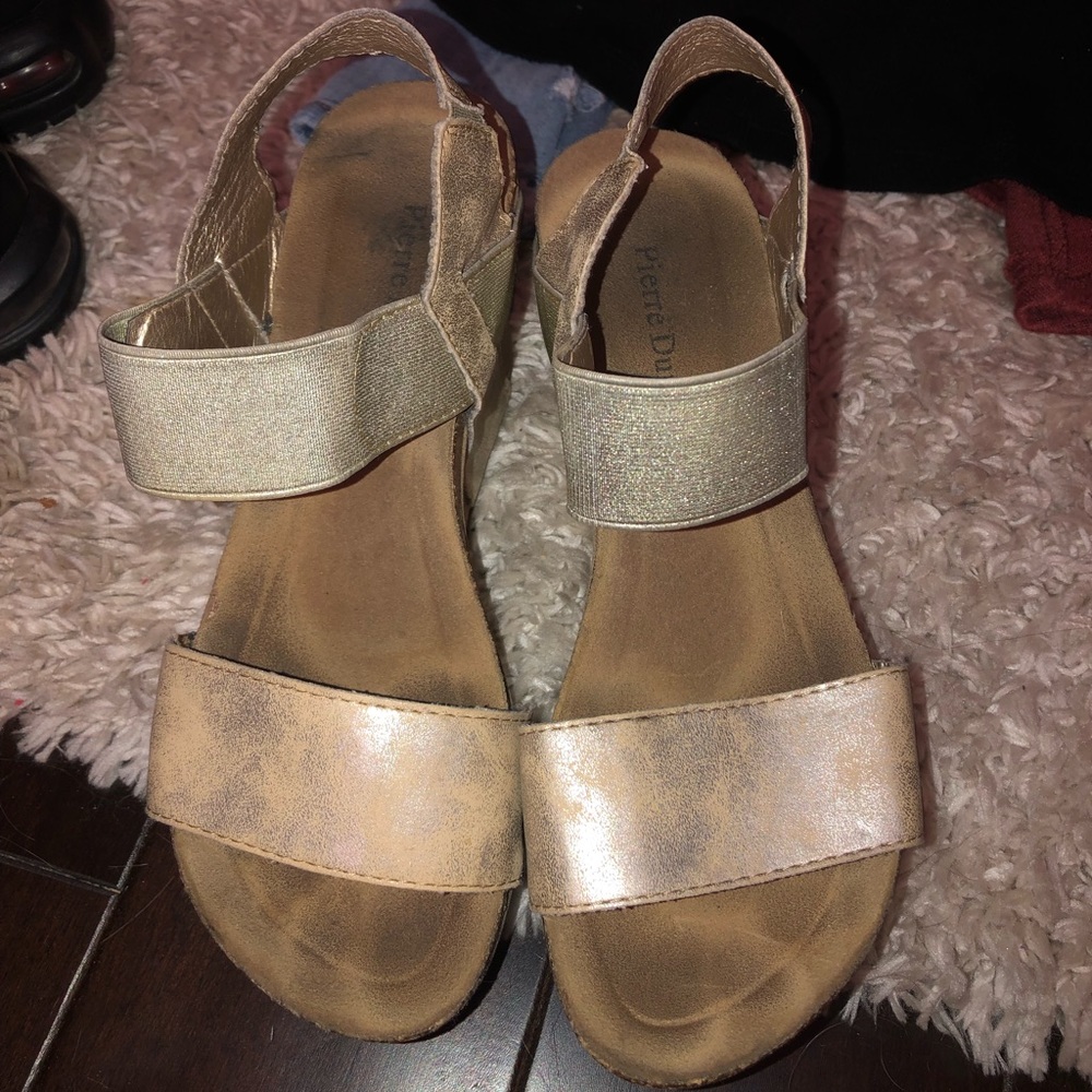 Gold and silver platform wedges
